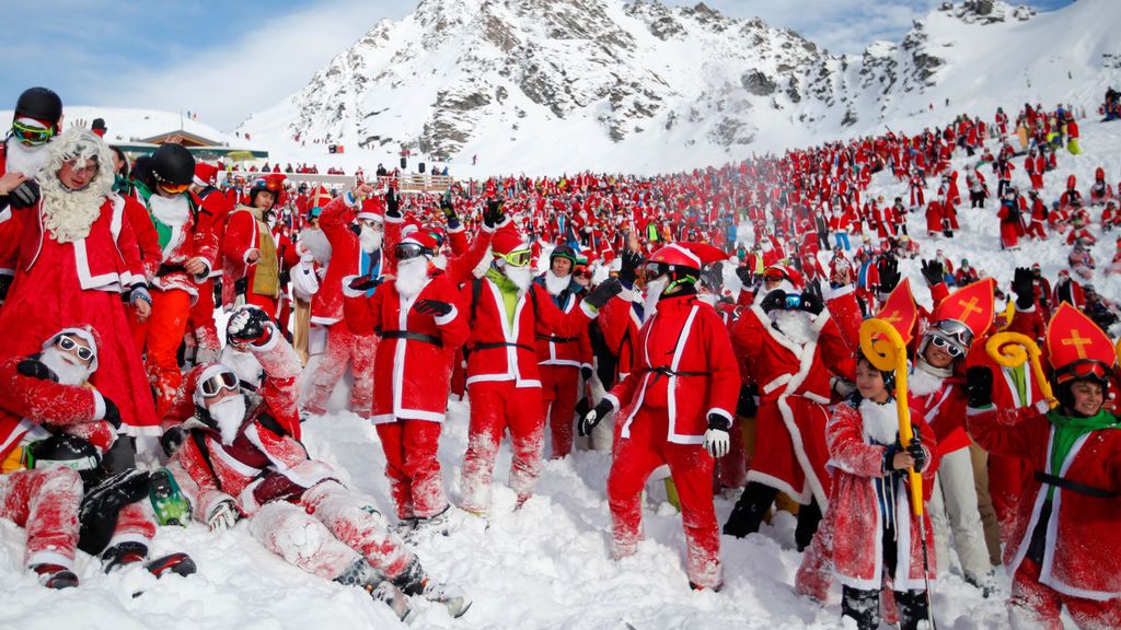 Cientos de Papá Noel se ponen los esquíes y renuevan el espíritu navideño