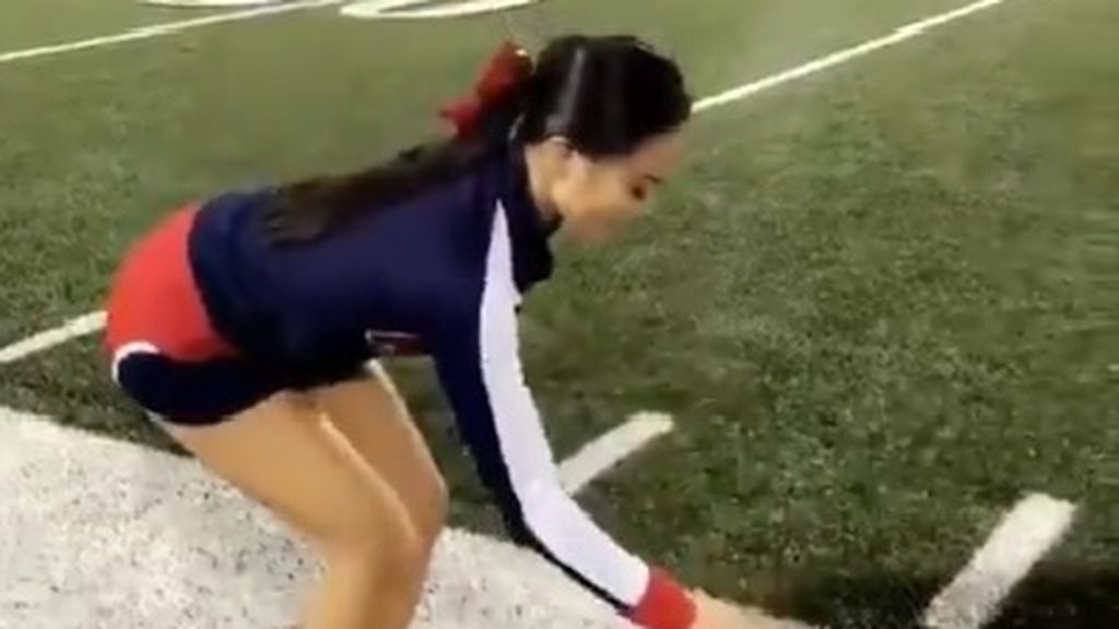 ¿Efecto visual o realidad? Una cheerleader anda en el aire y vuelve locos a sus seguidores