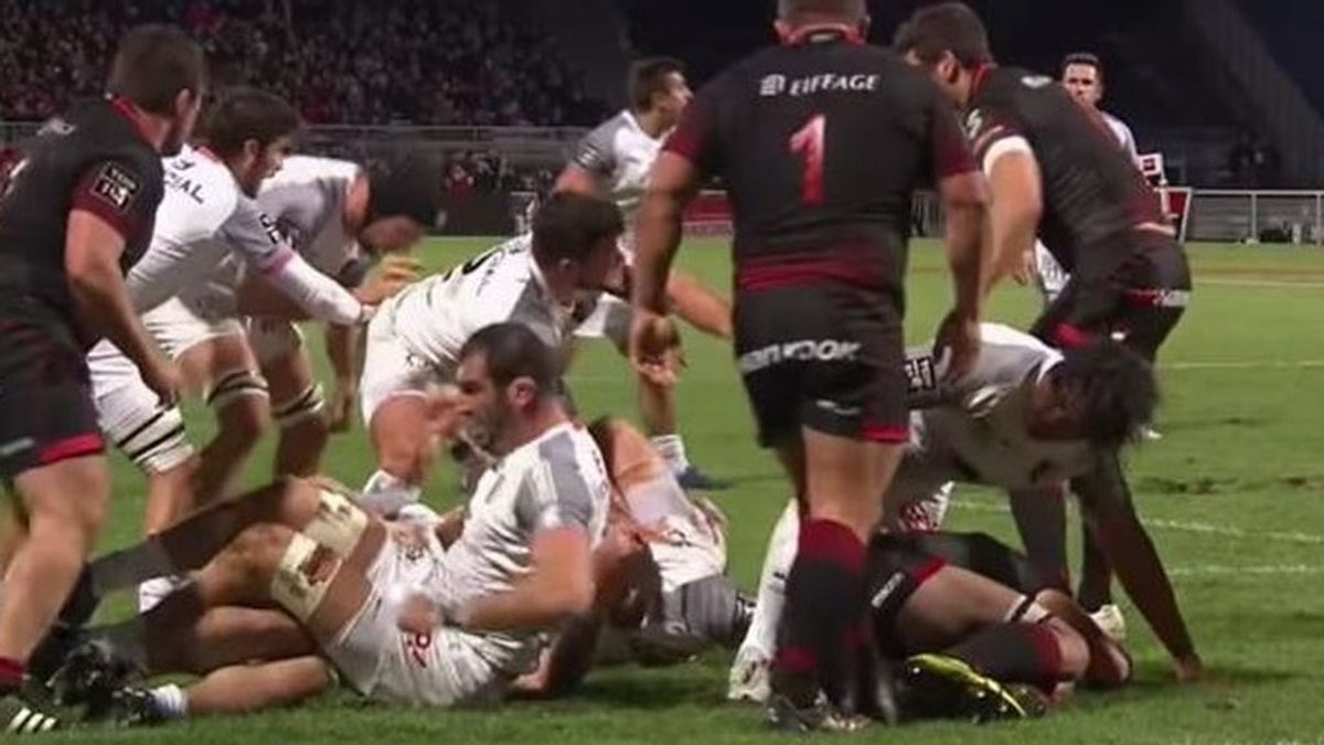 Magnífico gesto de un jugador de Rugby protegiendo con su cuerpo a un rival