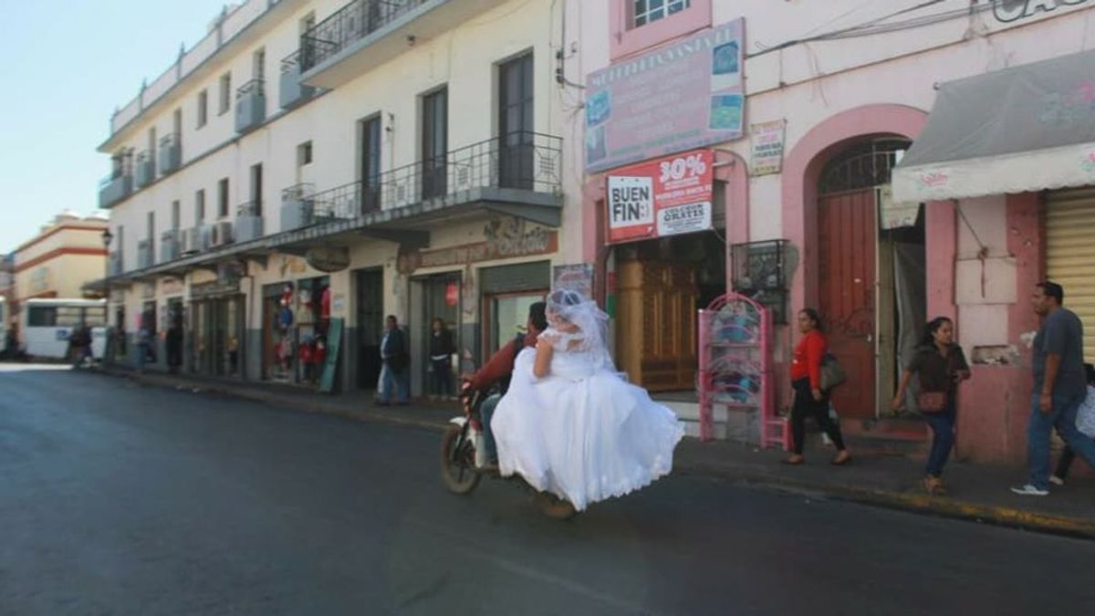 Una joven mexicana consigue llegar a tiempo a su boda gracias a un motorista