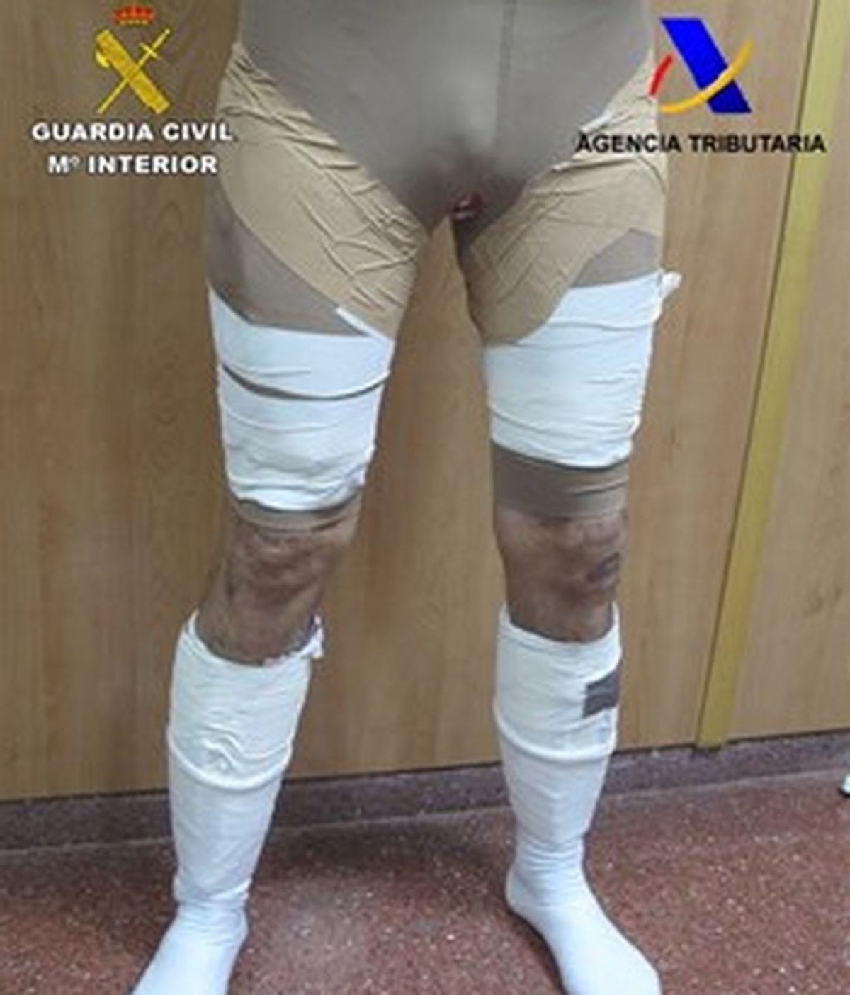 Detenido un viajero en El Prat con 2,7 kilos de cocaína adosados a las piernas