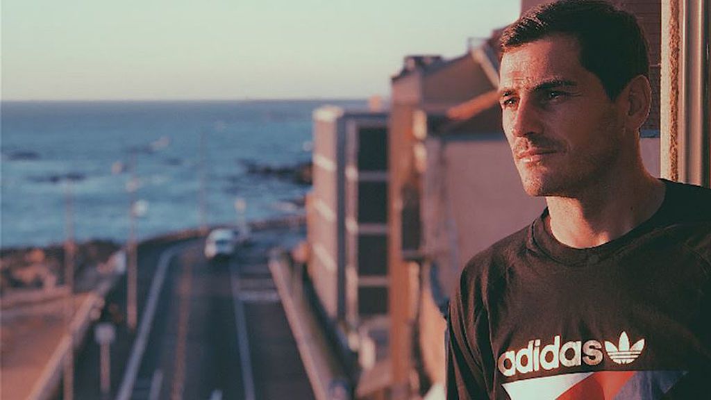 Casillas se pone romántico con Sara Carbonero en brazos y un atardecer de película en Oporto