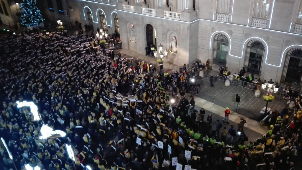 Miles de personas exigen en Sant Jaume la excarcelación de Junqueras, Forn y los 'Jordis'