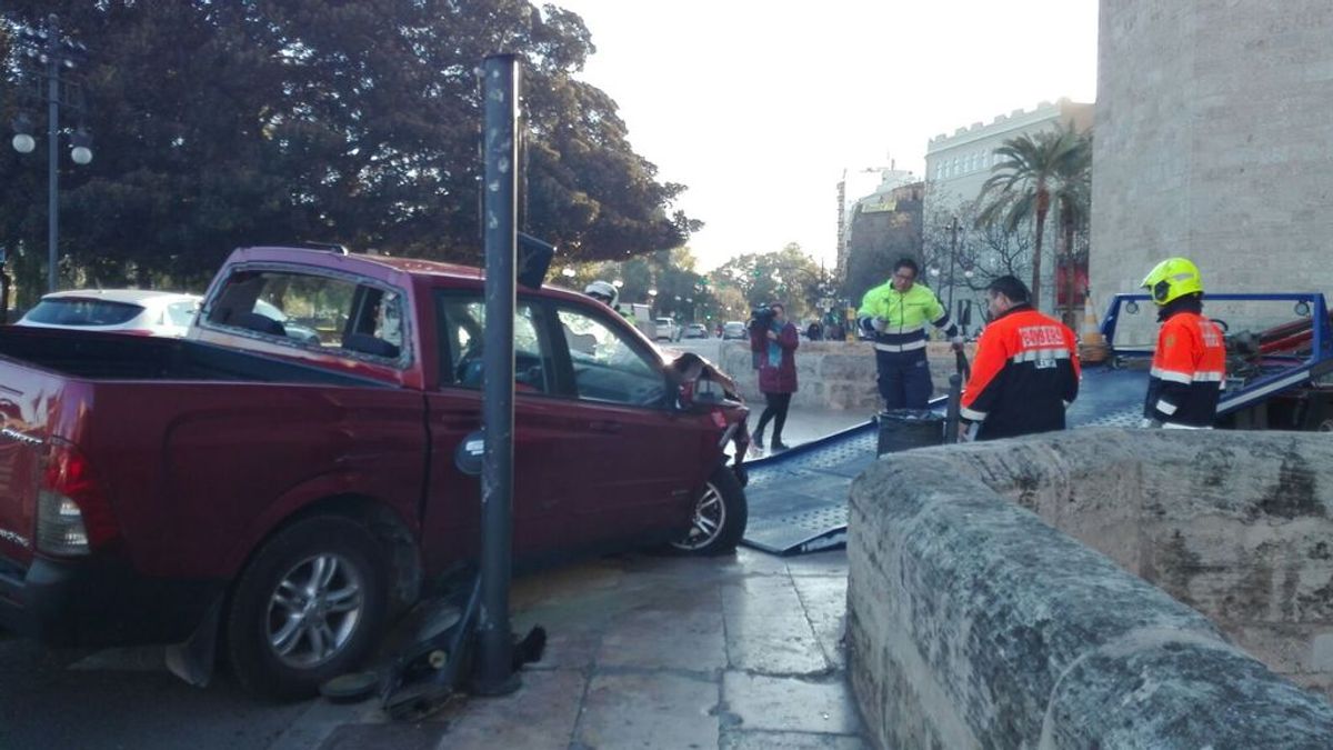 Tres heridos al chocar un coche con un bolardo en Valencia