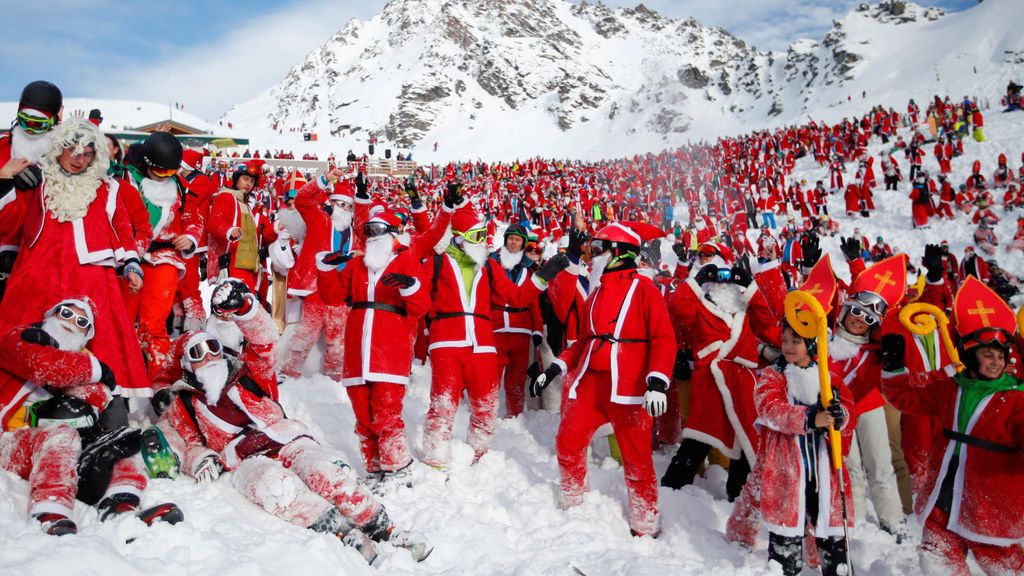 Cientos de Papá Noel se ponen los esquíes y renuevan el espíritu navideño