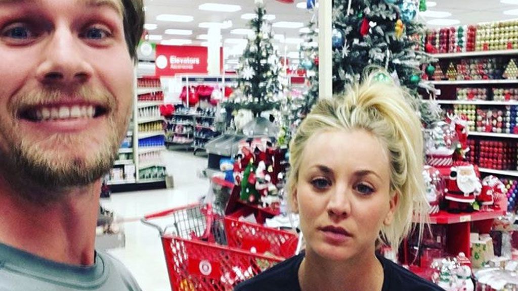 ¿Quitar los pelos de la nariz a tu prometido? La "pura pasión" de Kaley Cuoco y su chico tras su compromiso