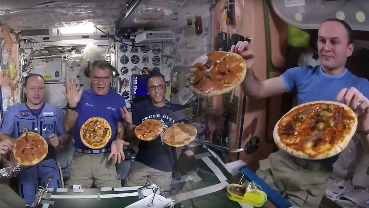 Pepperoni a tope y mucha guasa: los astronautas celebran la fiesta de la pizza en el espacio