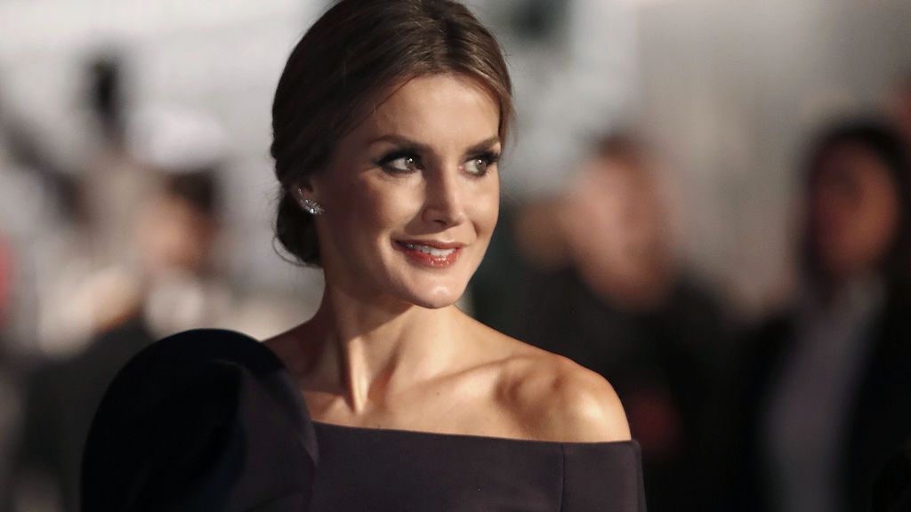 Semirecogido y ausencia de joyas que oculten escote y cuello; muñecas y manos. Limpieza brutal