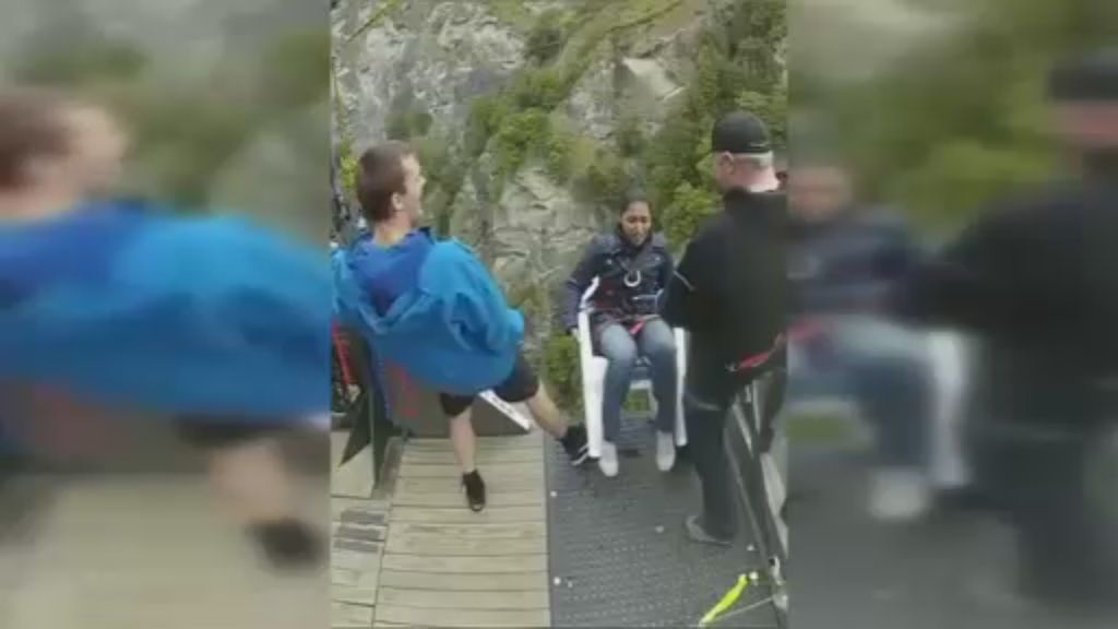 El terrorífico momento que una mujer vive antes de practicar puenting en una silla