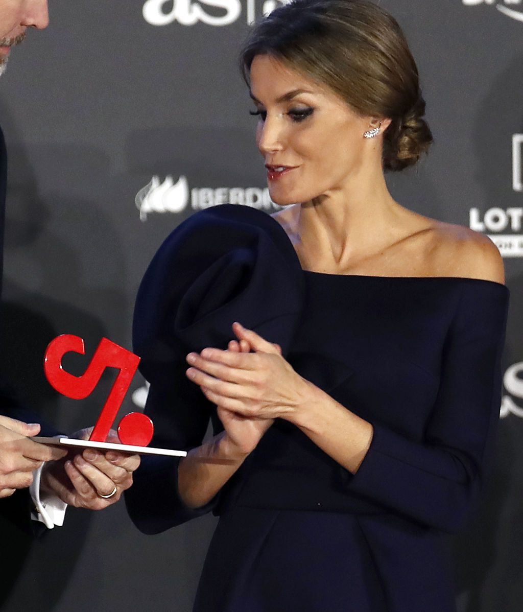 Tinta. Exquisito. Manga francesa, escote barco y rosetón XL. De diez