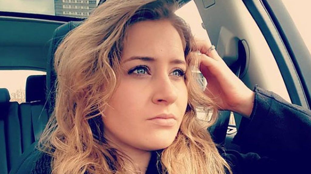 La despiden por vivir con su novio y ella gana el juicio