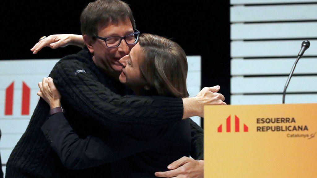 Emotivo abrazo entre Mundó y Forcadell en el inicio de campaña de ERC