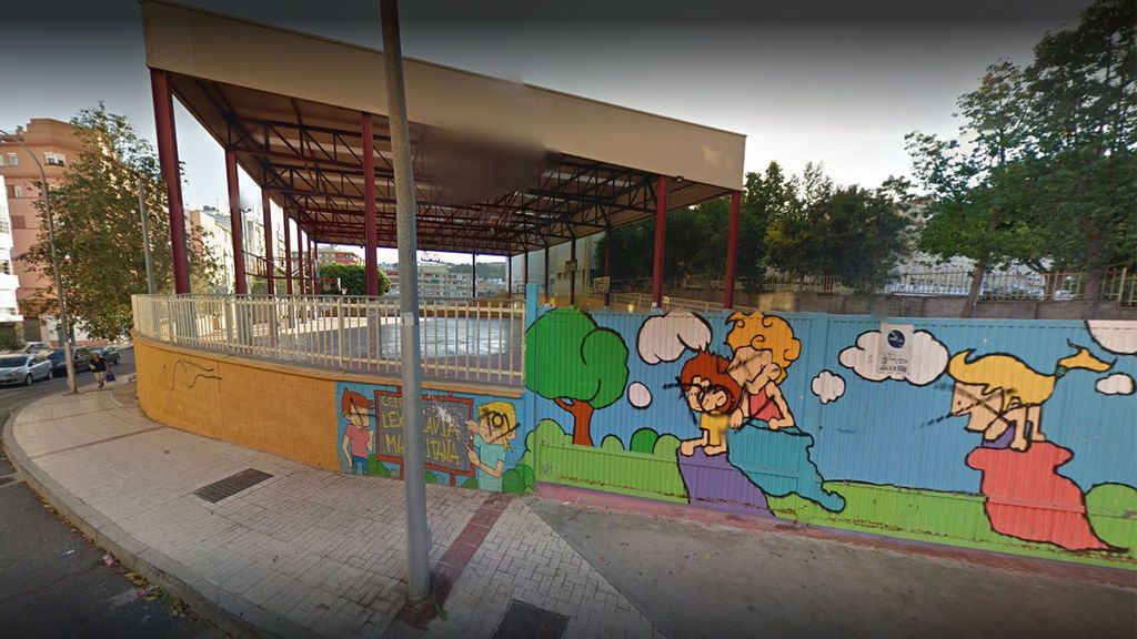 Málaga prohíbe a 40 niños jugar en el patio de su colegio y pondrá policías para controlar que se cumple