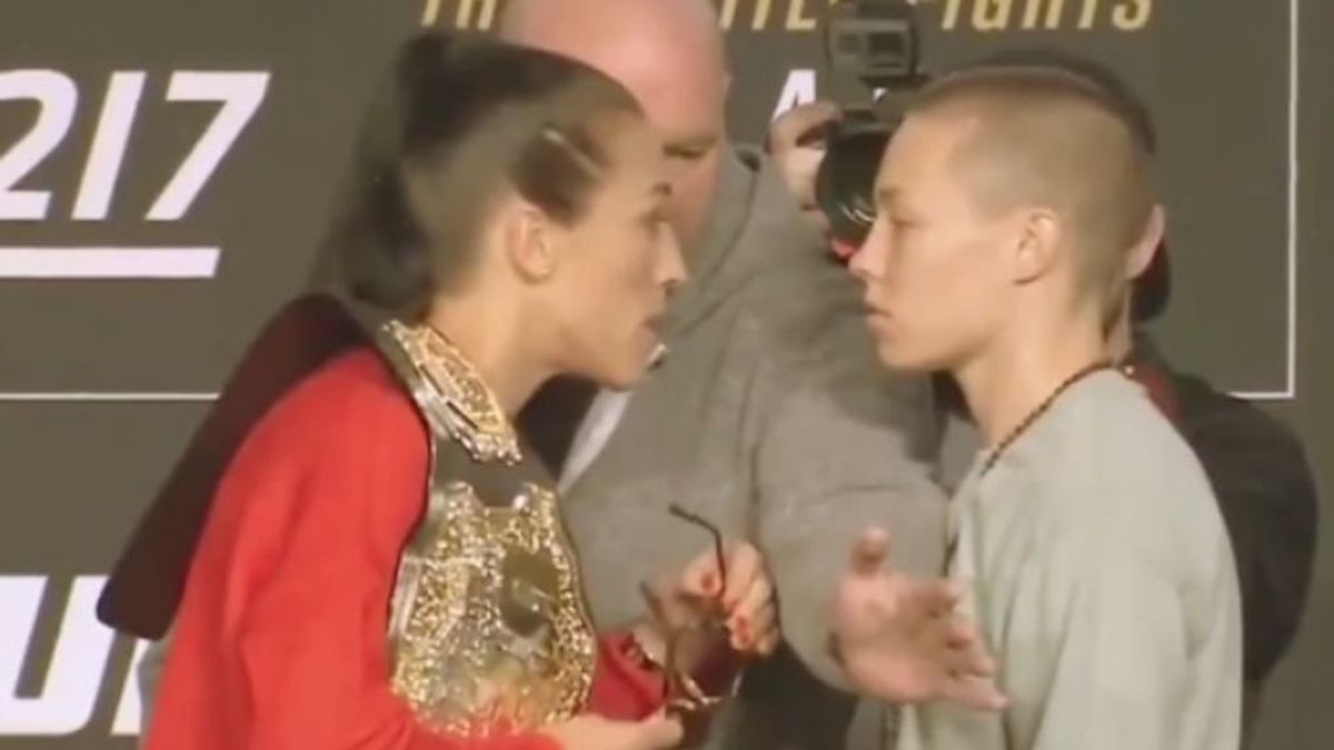 Una luchadora recuerda a otra el bullying que le hacía en el colegio y ésta le responde ganándole el título mundial de UFC