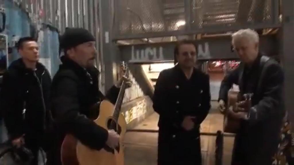 U2, músicos callejeros por un día