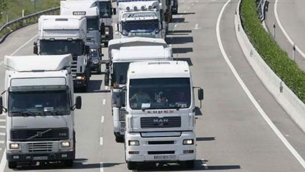 Pinchan las ruedas a una treintena de camiones en la AP-7 de Barcelona Pinchan las ruedas a una treintena de camiones en la AP-7 de Barcelona