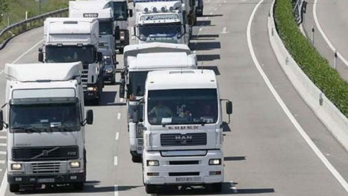 Pinchan las ruedas a una treintena de camiones en la AP-7 de Barcelona