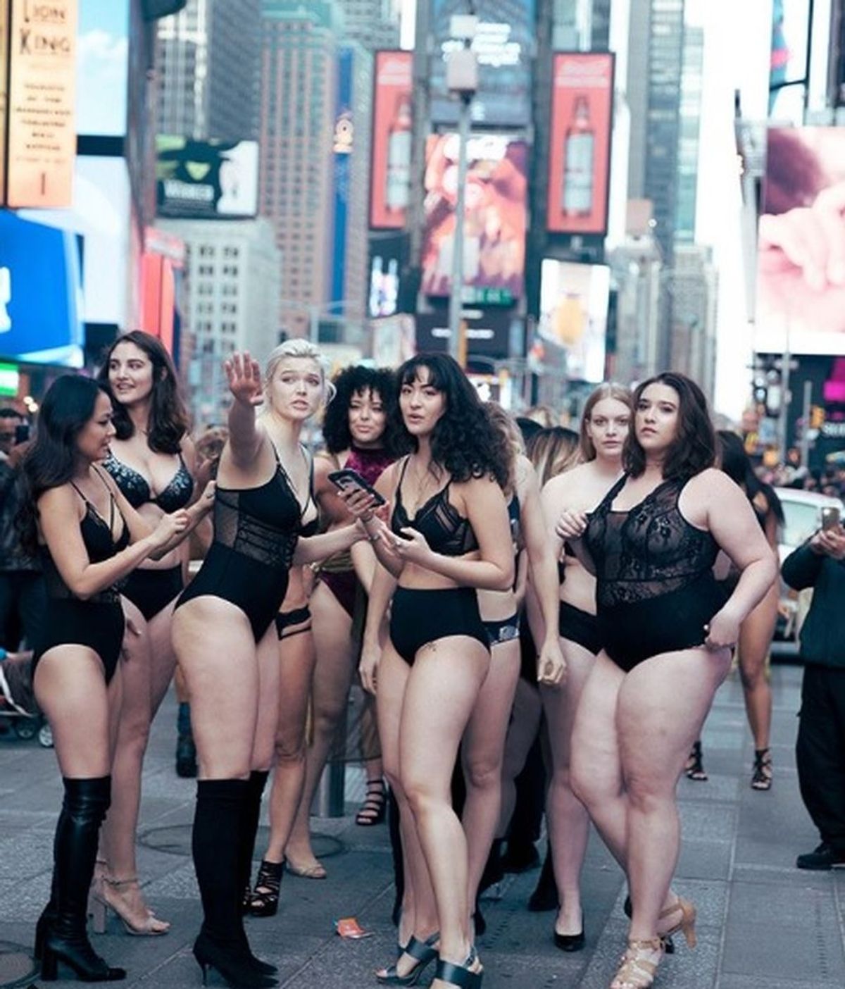 Modelos de talla grande en lencería paralizan Times Square para reivindicar su belleza
