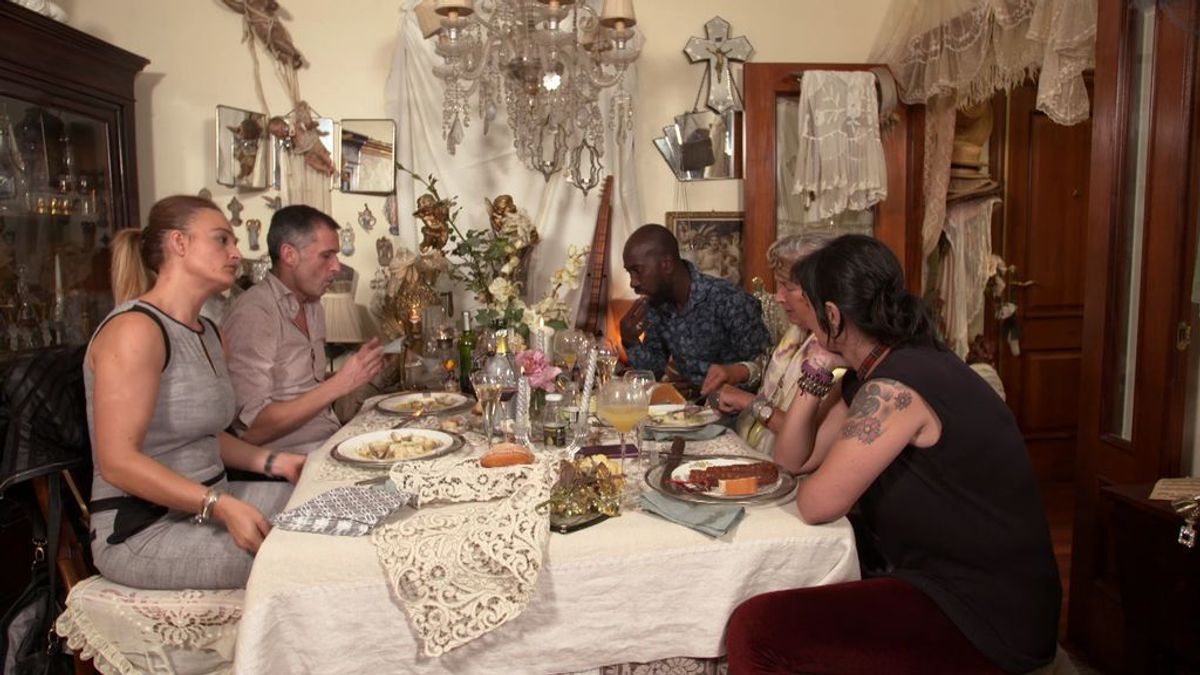 ¡La cena de Ane ha tenido de todo!: Bronca, momento hippie... y muchas muñecas de porcelana