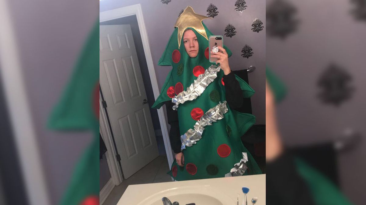 Una estudiante pierde una apuesta y tiene que ir a clase disfrazada de árbol de Navidad