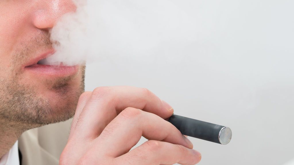 Pierde cuatro dientes al explotarle el cigarrillo electónico