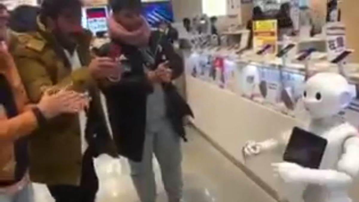 VIRAL: Tres artistas flamencos hacen bailar por bulerías a un robot en Tokio