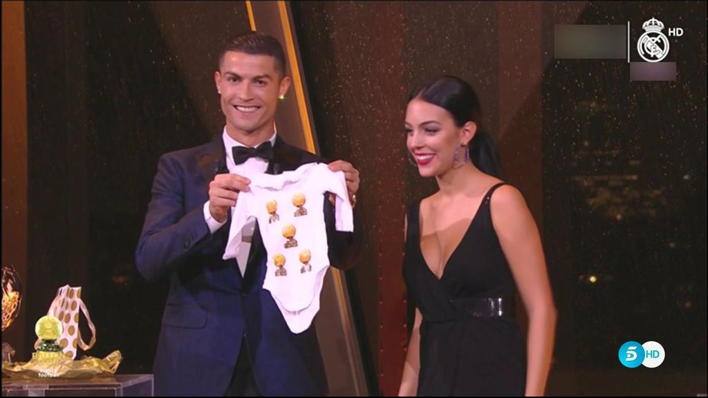 Cristiano y Georgina reciben un regalo muy especial: un pijama para Alana Martina con Balones de Oro