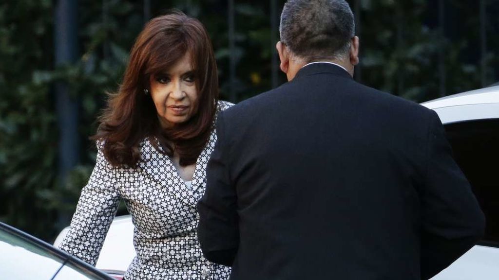 Un juez ordena detener a la expresidenta argentina "por traición a la patria" y encubrir un atentado