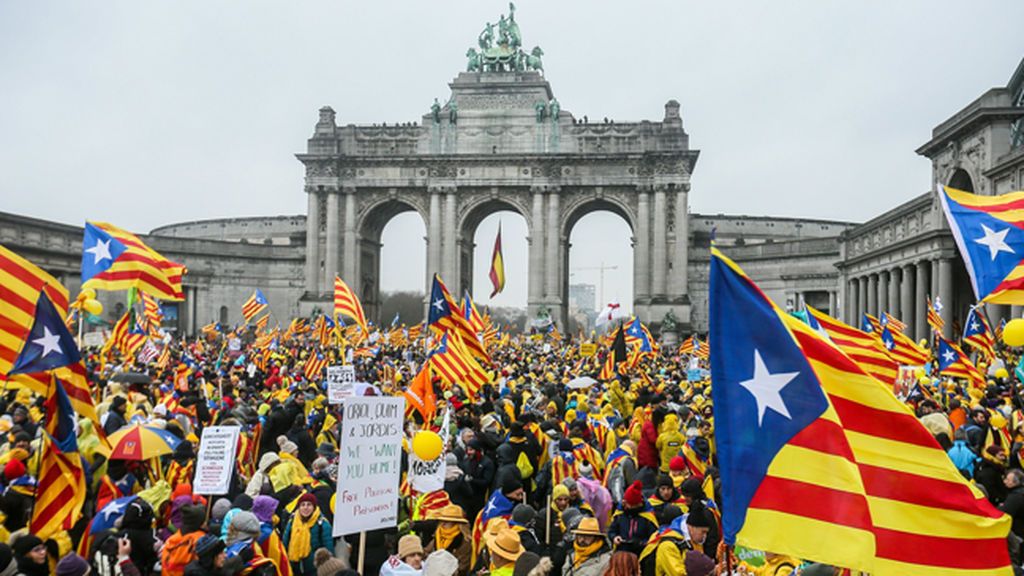 Miles de independentistas se manifiestan en Bruselas con Puigdemont a la cabeza