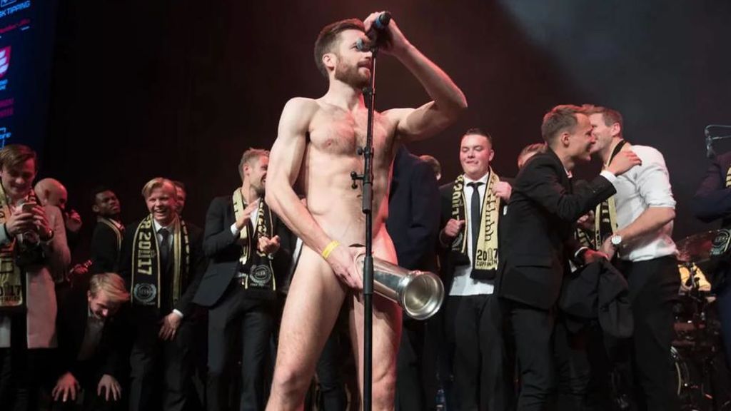 ¡Escándalo en Noruega! Un futbolista celebra un título desnudo y con el trofeo en sus geniales