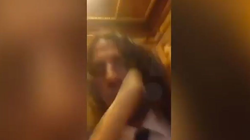 Carles Puyol, agredido con un dildo por una fan rusa