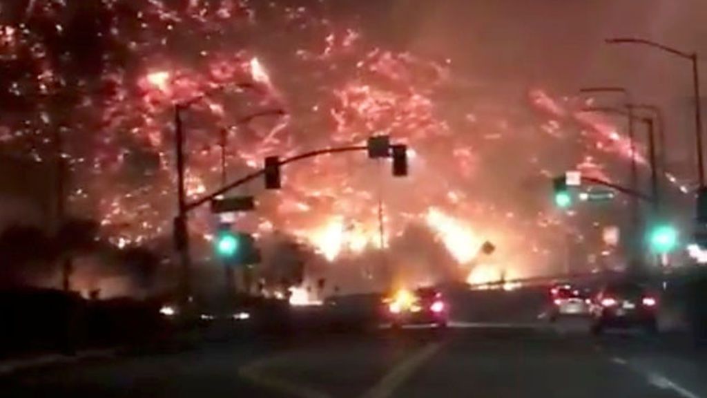 Espectaculares imágenes de los incendios rodeando la carretera 405 de Los Angeles