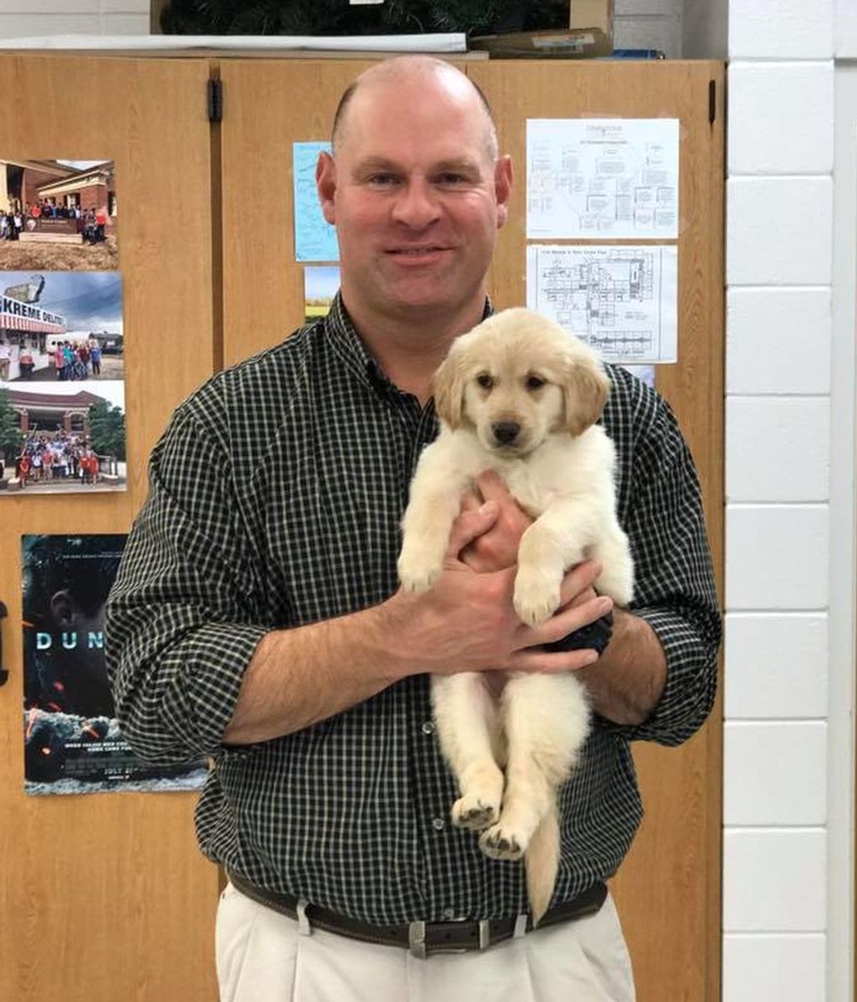 Sorprenden a un profesor que perdió a su perro regalándole un cachorro