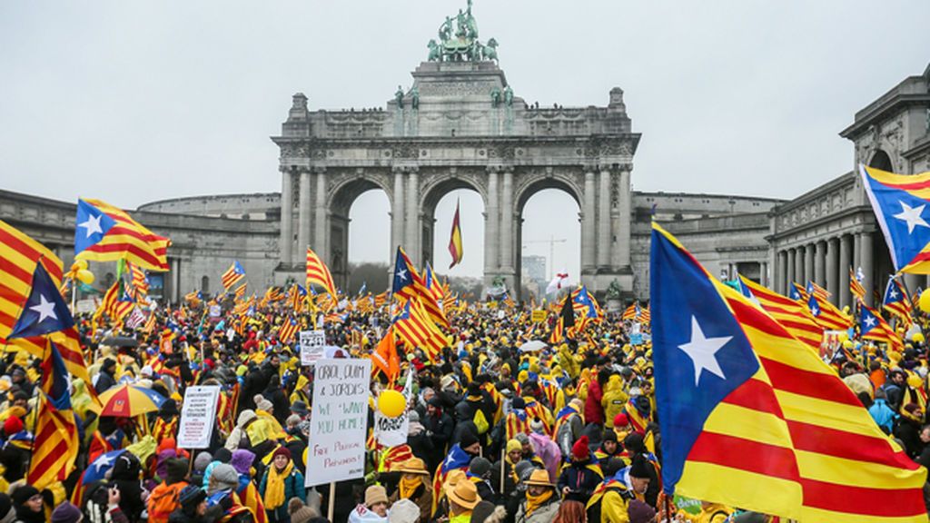 Miles de independentistas se manifiestan en Bruselas con Puigdemont a la cabeza