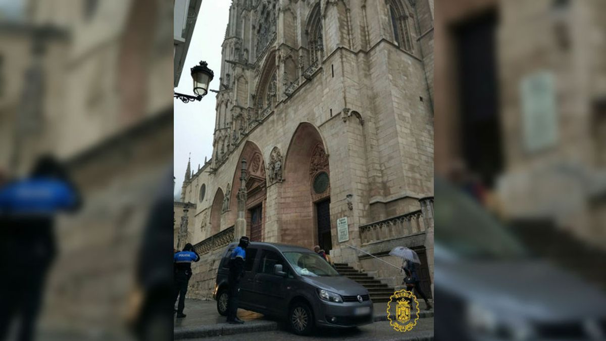Sorprenden a un hombre bajando las escaleras de la Catedral de Burgos con el coche