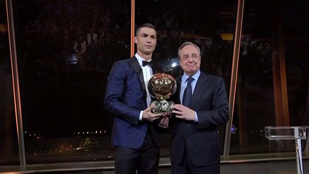 La felicidad de Cristiano Ronaldo al posar con su quinto Balón de Oro en París