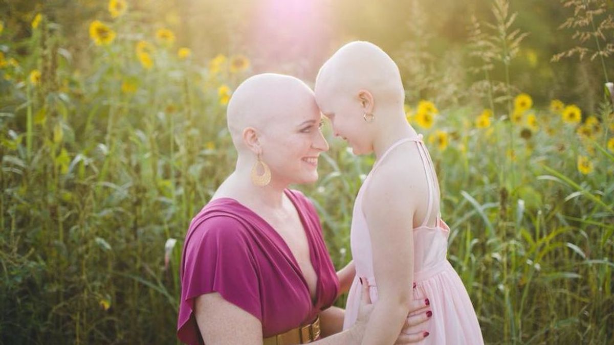Madre e hija celebran la salud con una peculiar sesión de fotos
