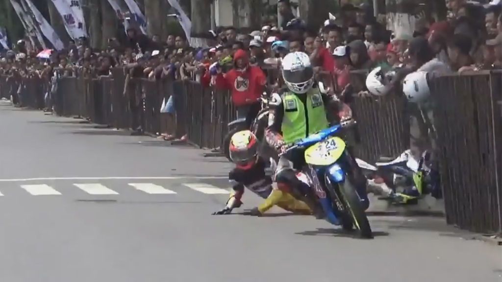 Tira de la moto a su rival durante una carrera y el piloto se venga Tira de la moto a su rival durante una carrera y el piloto se venga