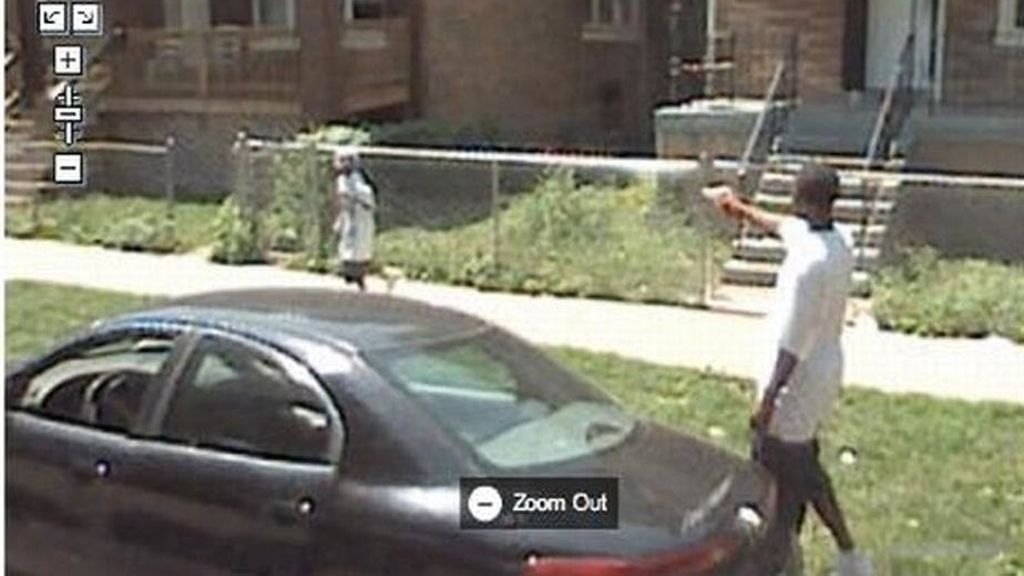 Apunta con un arma a un niño en medio de la calle