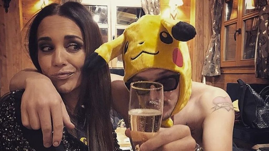 La foto más inesperada de Paula Echevarría: ¡Junto a un Pikachu semidesnudo!