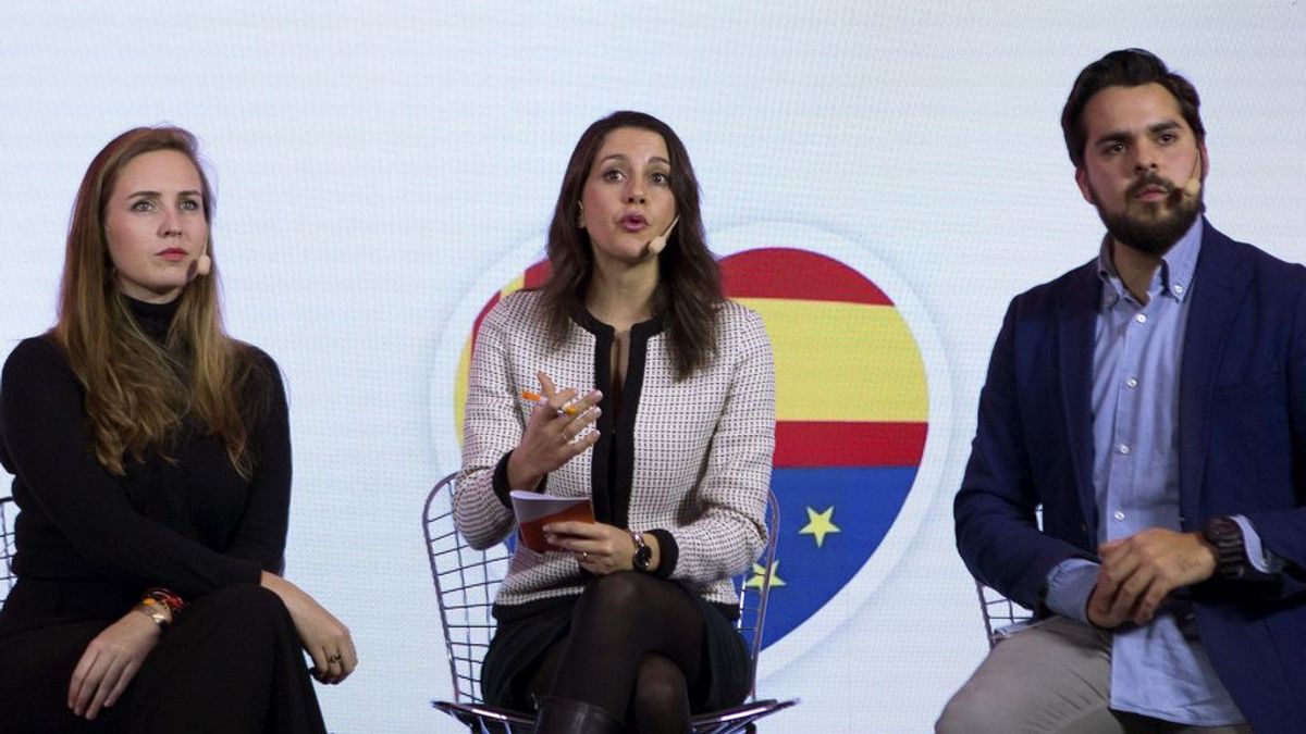 La candidata a la presidencia de la Generalitat por Ciudadanos, Inés Arrimadas, el secretario de Comunicación, Fernando de Páramo (d), y la responsable de Juventud, Melisa Rodríguez (i)