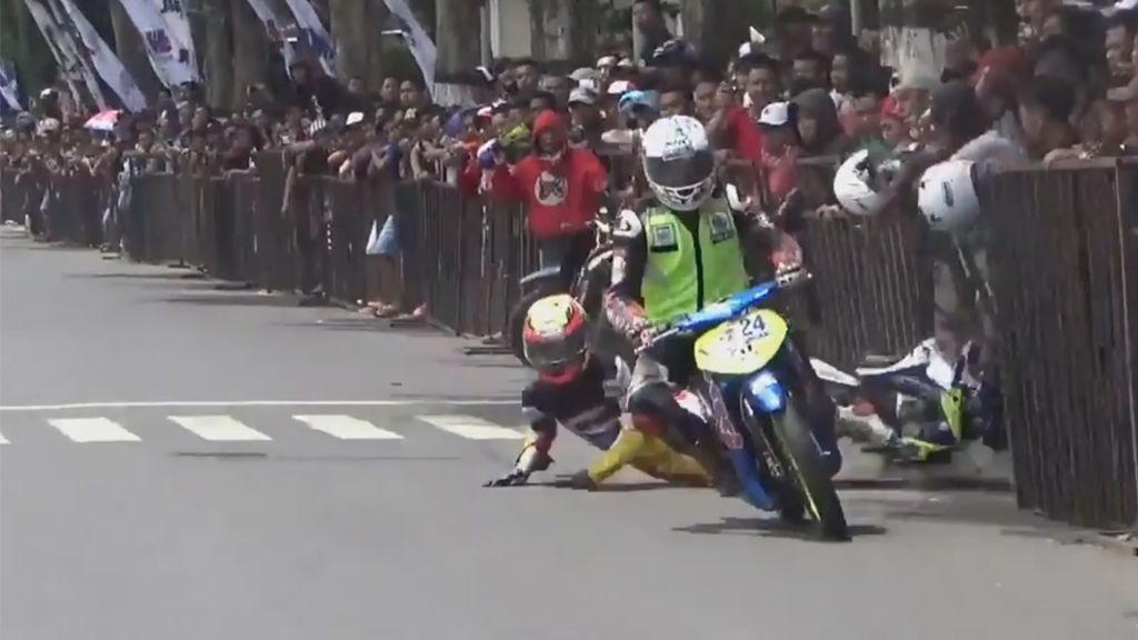 Tira de la moto a su rival durante una carrera y el piloto se venga