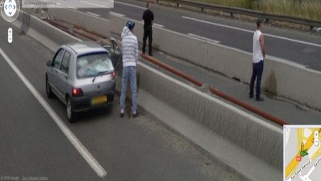 Tres jóvenes orinando en el arcén de la vía pública