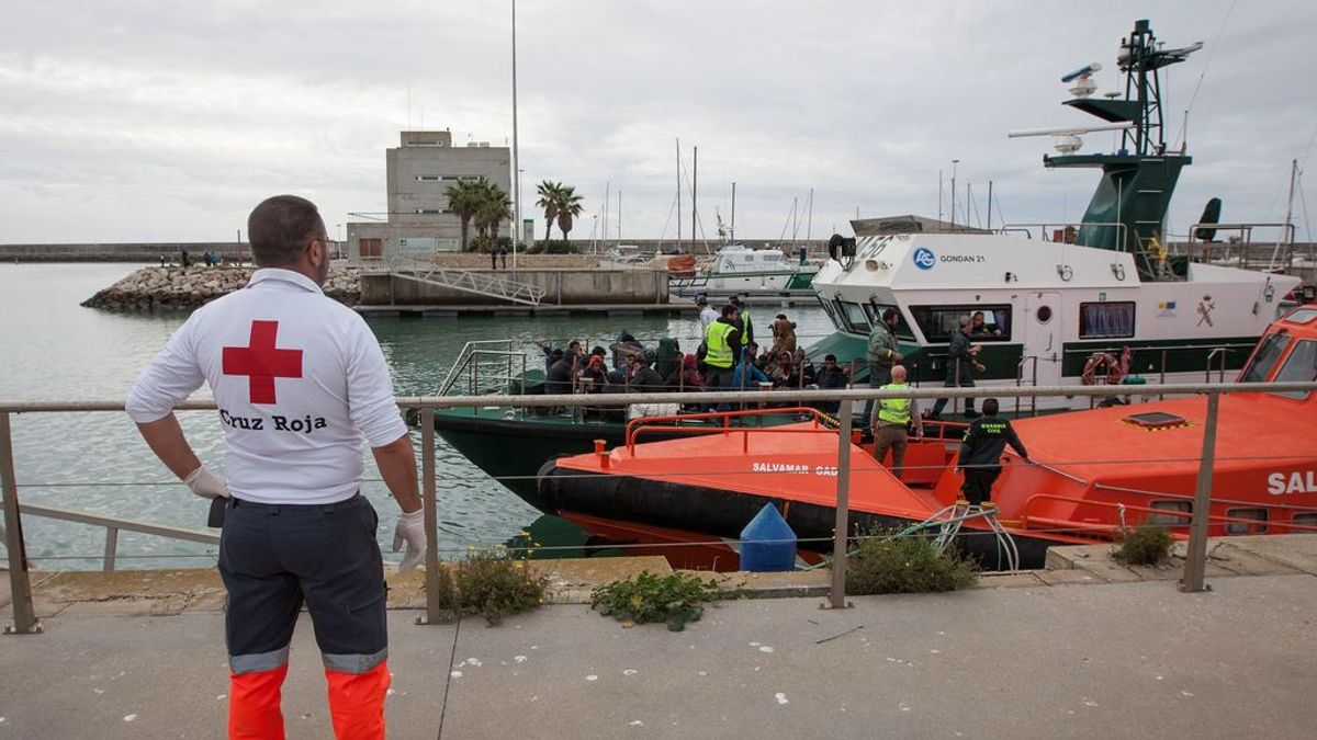 Rescatadas de tres pateras y trasladadas al puerto de Barbate un centenar de personas