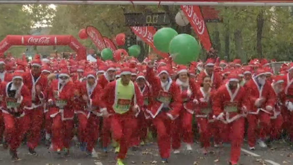 10.000 Papás Noel tiñen de rojo el centro de Madrid