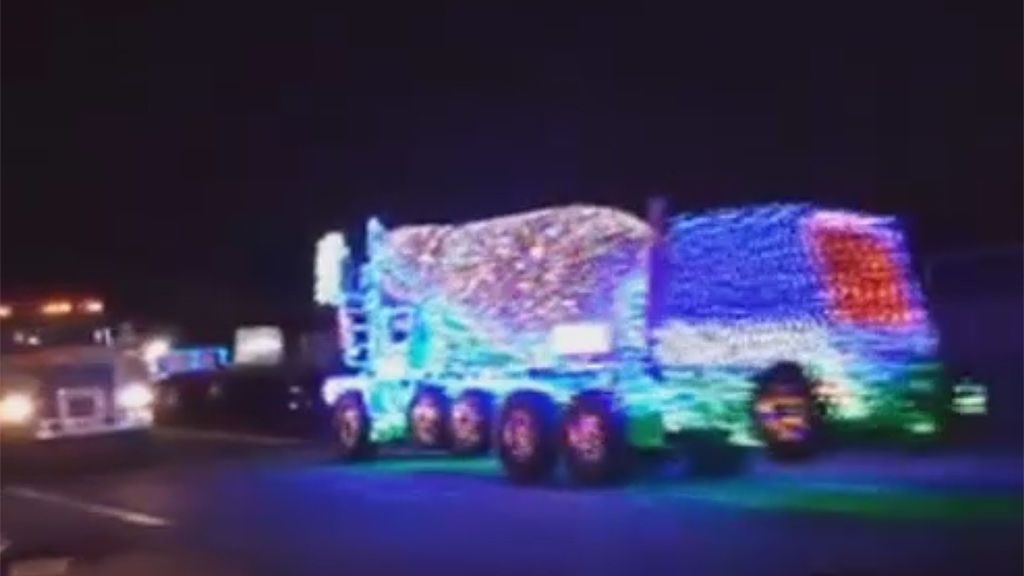 Una hormigonera muy navideña circula por las calles de Nueva Jersey