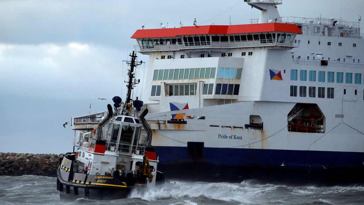 Encalla un ferry con más de 200 pasajeros a bordo en pleno temporal en el puerto de Calais