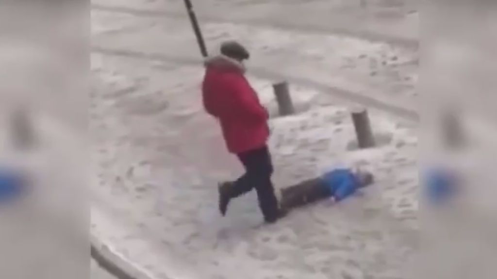 Arrestan a un hombre tras ser grabado pateando a un niño en el suelo