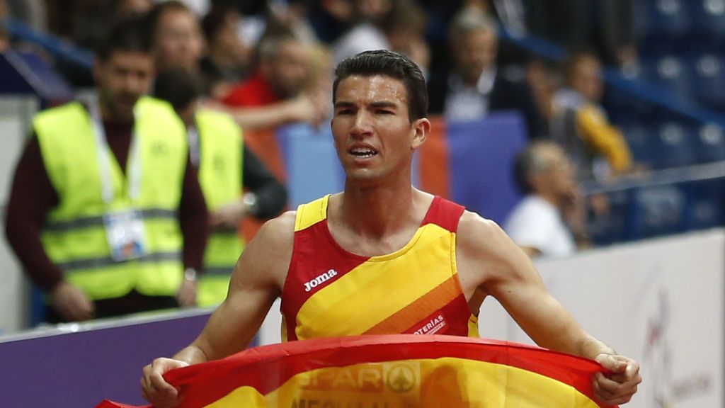 El atleta Mechaal, acusado de ser independentista catalán, entra en la meta besando una bandera de España