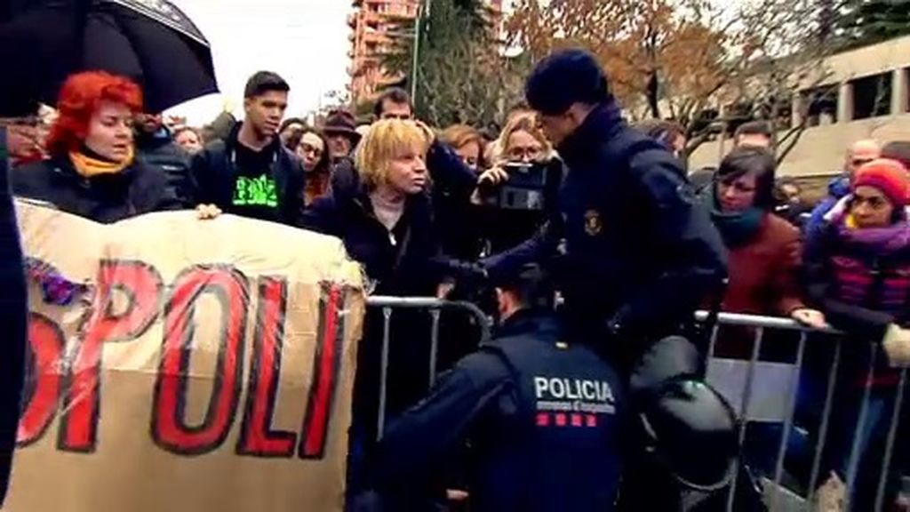 Cargas policiales ante el Museo de Lleida durante la operación Sijena
